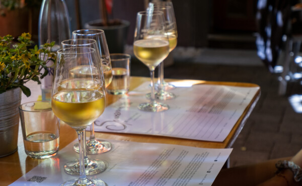 Gläser mit Wein werden bei der Weinprobe verkostet © Weingut Spurzem