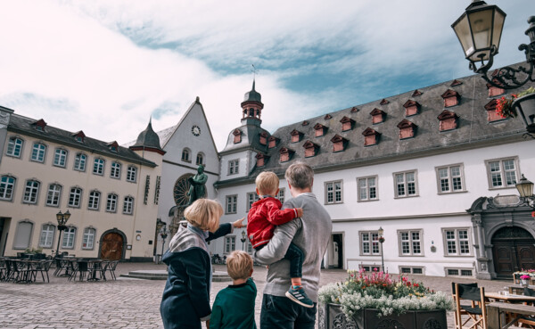 Rentner mit 2 Enkelkindern zeigen den Jesuitenplatz in Koblenz ©Koblenz-Touristik GmbH, Philip Bruederle Rentner mit 2 Enkelkindern zeigen den Jesuitenplatz in Koblenz ©Koblenz-Touristik GmbH, Philip Bruederle