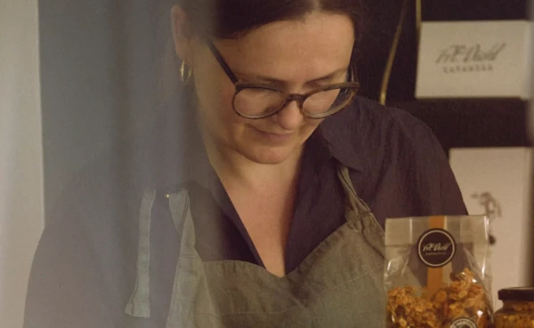 Jenny Krause verpackt Karamell &copy; Philip Bruederle 