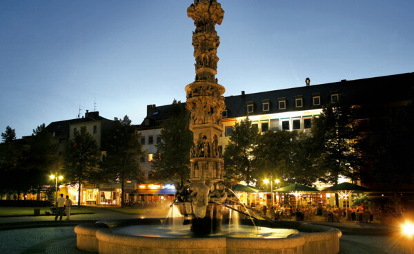 Historiensäule auf dem Görresplatz im dunkeln © 
