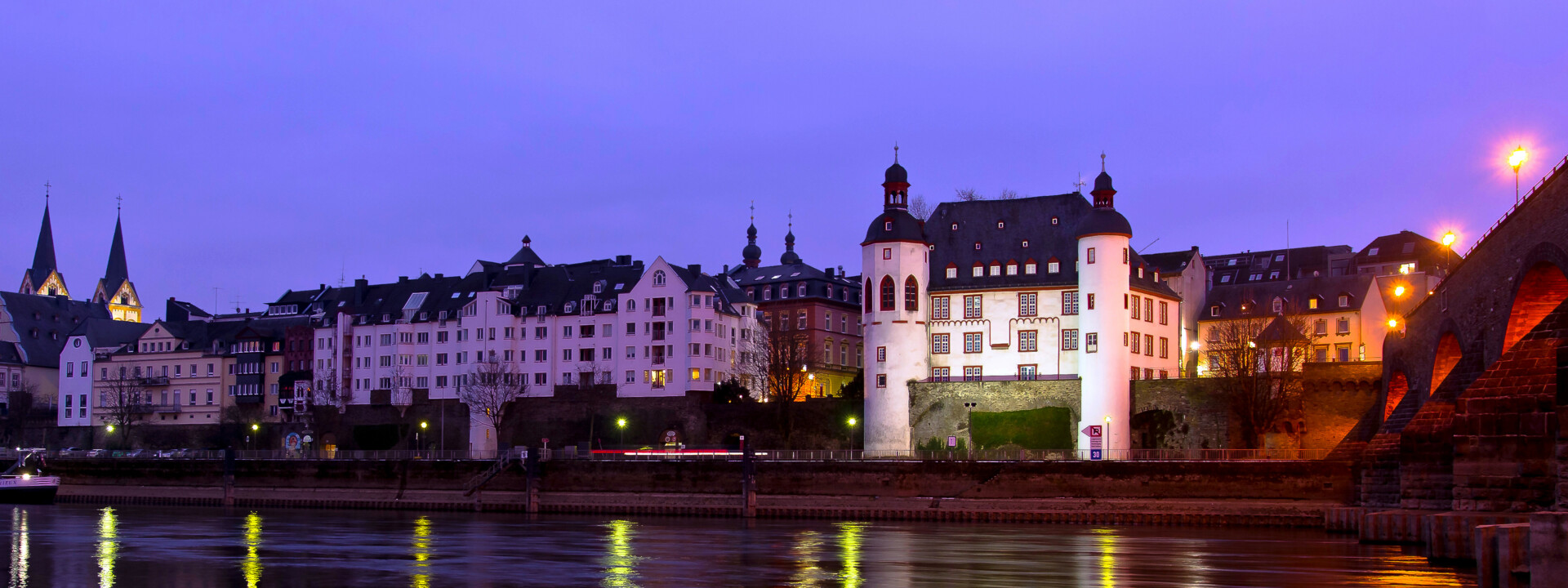 Abendfoto von der Alten Burg in Koblenz mit der Balduinbrücke und mit der Mosel im Vordergrund ©Koblenz-Touristik GmbH, Christian Nentwig