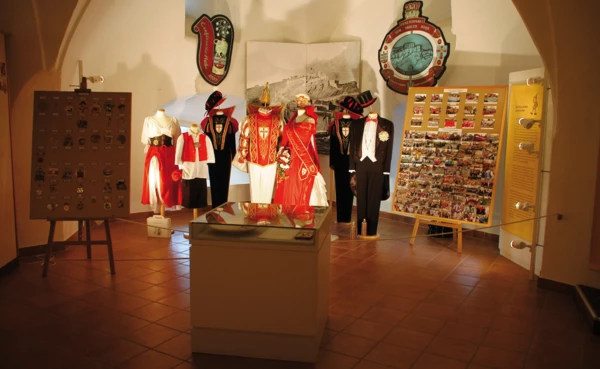 Ausstellung von früherer Kleidung im Rheinischen Fastnachtsmuseum