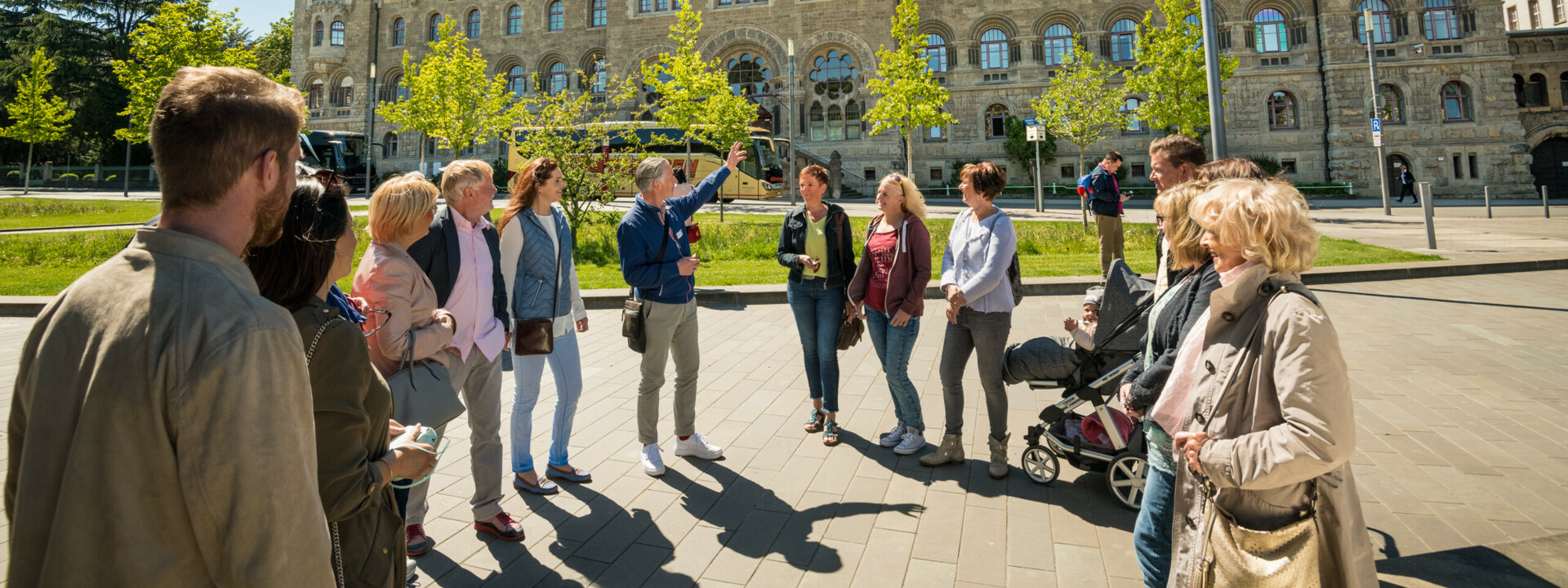 Führungsgruppe vor dem Preußischen Regierungsgebäude in Koblenz ©Koblenz-Touristik GmbH, Dominik Ketz