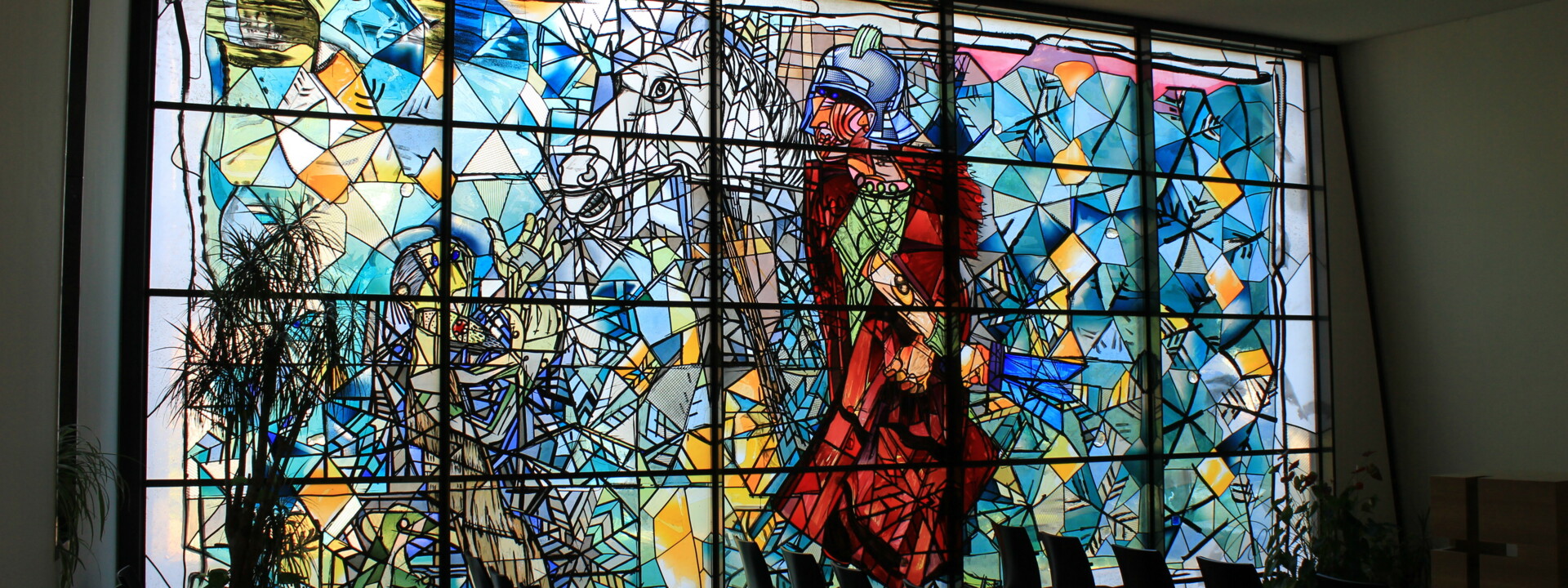 Glasmalerei in der Kapelle St. Martin mit Reihenbestuhlung ©Koblenz-Touristik GmbH