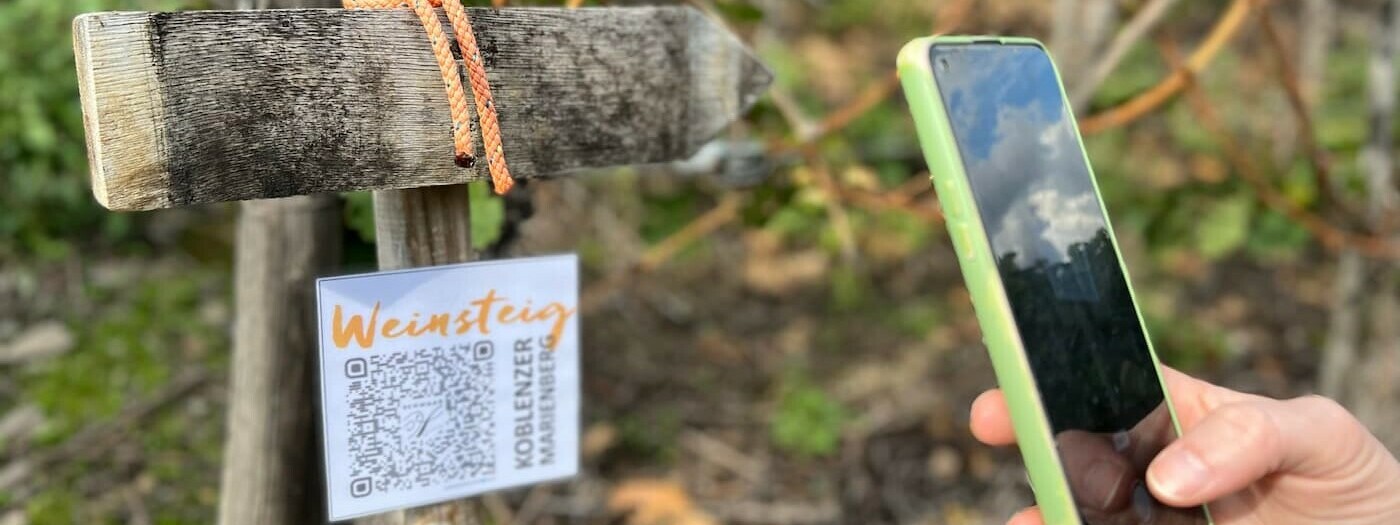 Cell phone scans QR code for the Koblenz Marienberg wine trail © 