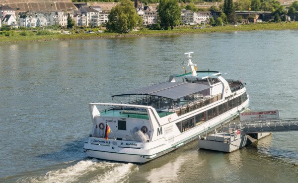 Schiff "Deutsches Eck" vom Schifffahrtsunternehmen Merkelbach fährt von der Anlagestelle am Rheinufer in Koblenz ab ©Dominik Ketz