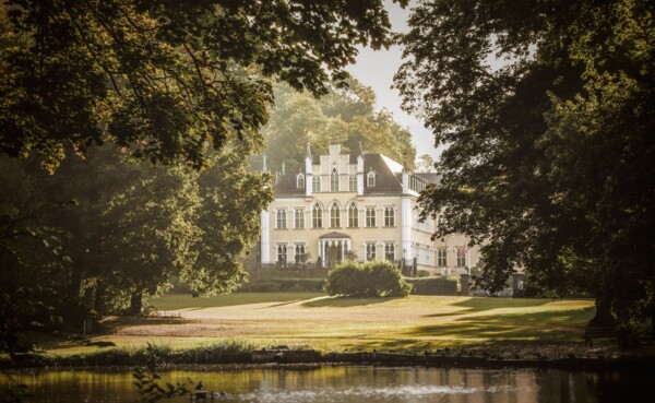 Schloss Sayn steht zwischen öppigen Bäumen hinter einem Weiher ©Koblenz-Touristik GmbH, Johannes Bruchhof