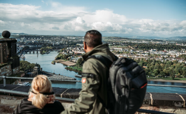 Ausblick Koblenz barrierefrei © Janko.Media Man und Frau blicken auf das Deutsche Eck von der Festung Ehrenbreitstein © Janko.Media