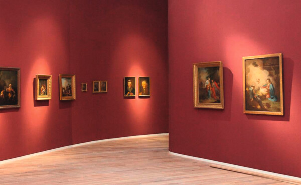 Gemälden an roten Wänden des Mittelrhein Museums ©Koblenz-Touristik GmbH, Juraschek