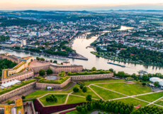 © Luftaufnahme über der Festung Ehrenbreitstein mit der Stadt Koblenz und dem Zusammenfluss von Rhein und Mosel im Hintergrund. ©