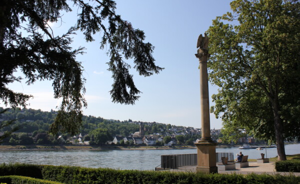 Eisenbahndenkmal in den Rheinanlagen umgeben von Bäumen mit Blick auf den Rhein ©Koblenz-Touristik GmbH