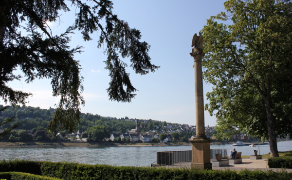 Railroad monument at the Rheinanlagen surrounded by trees with a view of the Rhine © Koblenz-Touristik GmbH