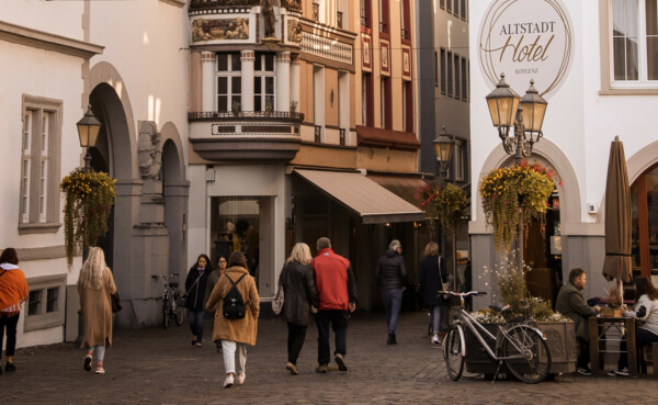 Menschen spazieren durch die Gassen in Koblenz ©Koblenz-Touristik GmbH