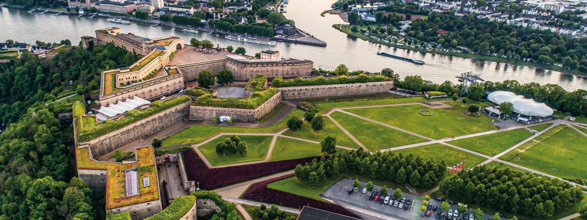 Luftaufnahme von der Festung Ehrenbreitstein mit dem Deutschen Eck, Rhein, Mosel und Koblenz im Hintergrund ©Adobe Stock