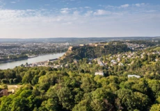 Luftaufnahme von der Koblenzer Stadtteil Ehrenbreitstein mit der Festung, dem deutschen Eck und dem Zusammenfluss von Rhein und Mosel im Blickfeld