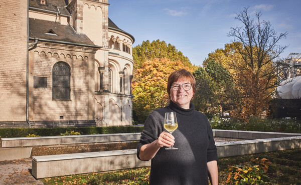 © Koblenz-Touristik GmbH, Picture Colada Gästeführerin mit Glas Wein vor der Basilika St. Kastor © Koblenz-Touristik GmbH, Picture Colada