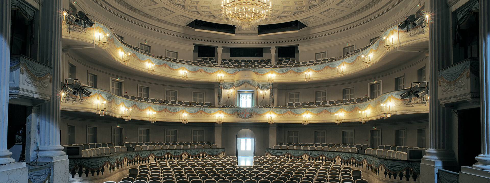 Bühne und Zuschauerbereich des Theaters Koblenz ©Matthias Baus für das Theater Koblenz