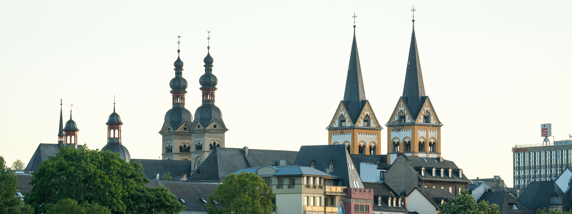 Skyline von Koblenz gesehen vom Moselufer mit mehreren Kirchtürmen ©Koblenz-Touristik GmbH, Dominik Ketz