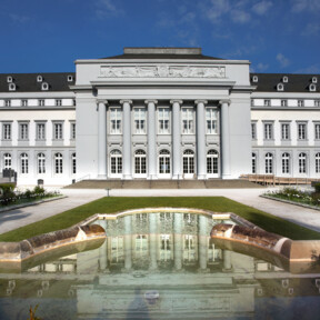 Rückseite des Kurfürstlichen Schlosses in Koblenz mit Brunnen im Vordergrund ©Koblenz-Touristik GmbH, Gauls