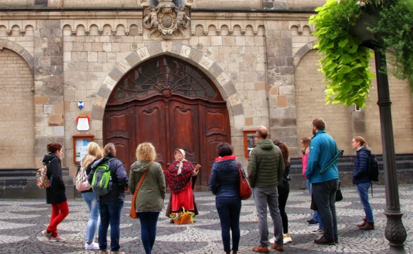 Gästeführung vor der Liebfrauenkirche