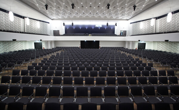 Konzerthalle mit Bestuhlung und Balkonen in der Rhein-Mosel-Halle ©Thomas Frey