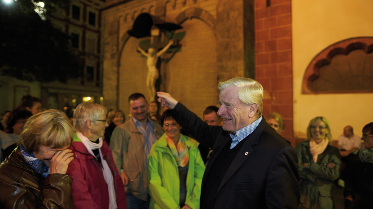 Manfred Gniffke bringt Führungsgruppe zum Lachen ©Koblenz-Touristik GmbH, Thomas Frey