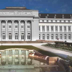R&uuml;ckseite des Kurf&uuml;rstlichen Schlosses in Koblenz mit Brunnen im Vordergrund &copy; Koblenz-Touristik GmbH, Gauls