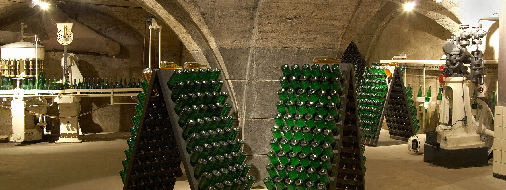 Flaschensammlung im Koblenzer Sektmuseum ©Deinhard KG