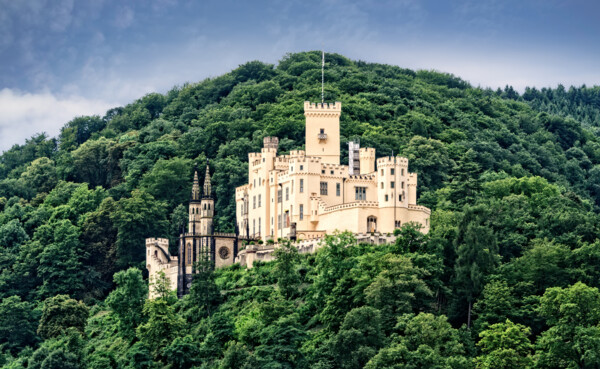 Schloss Stolzenfels umgeben vom grÃ¼nen Wald ©AdobeStock (C) Ruth P. Peterkin