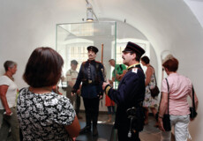 Verkleideter Führer redet mit einer Führungsgruppe im Museum ©Koblenz-Touristik GmbH