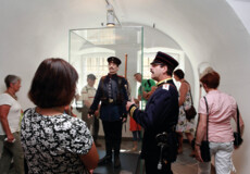 Verkleideter Führer redet mit einer Führungsgruppe im Museum © Koblenz-Touristik GmbH