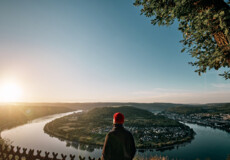 Person vor der Rheinschleife bei Boppard © Philip Bruederle