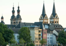 Skyline von Koblenz gesehen vom Moselufer mit mehreren Kirchtürmen zu sehen