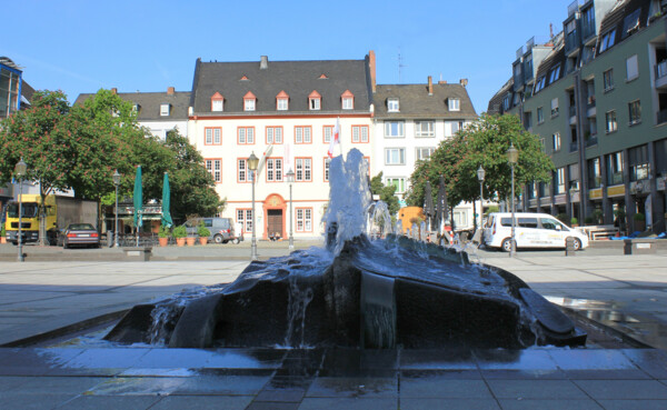 Brunnen auf dem Münzplatz mit Haus Metternich und Geschäfte im Hintergrund ©Koblenz-Touristik GmbH