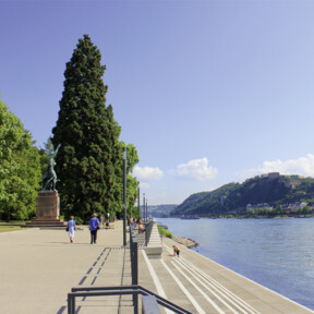 Schlossstufen mit dem Görres Denkmal an den Rheinanlagen mit der Festung Ehrenbreitstein im Hintergrund ©Koblenz-Touristik GmbH, Swantje Nickolay