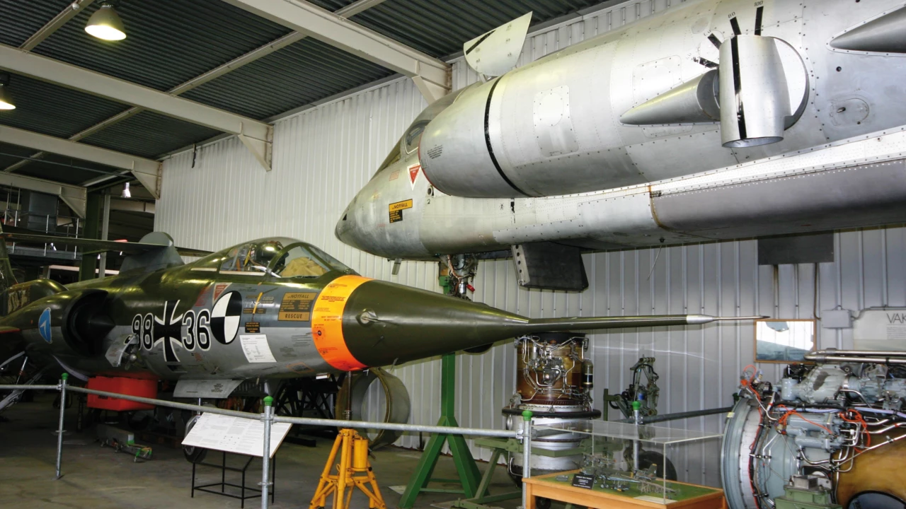Alte Kampfjets in der Wehrtechnische Studiensammlung in Koblenz