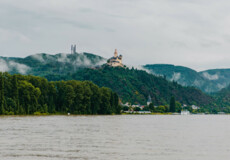Blick auf die Marksburg vom Rheinufer umgeben von Bergen und Wald mit dem Rhein im Vordergrund © Koblenz-Touristik GmbH, Henry Tornow