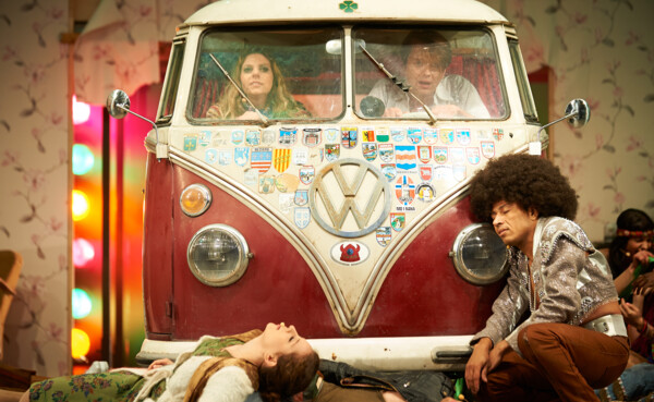 Vorstellung vom Theaterstück "Hair" mit VW-Bus umgeben von mehreren Charakteren © Matthias Baus für das Theater Koblenz