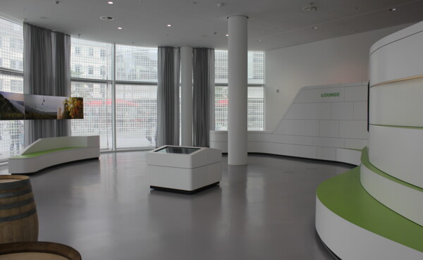 Weinlounge in Forum Confluentes mit modernen Bänken und Panoramafenster ©Koblenz-Touristik GmbH