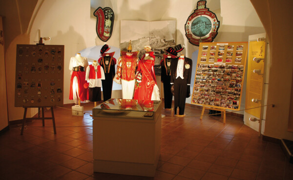 Ausstellung von früherer Kleidung im Rheinischen Fastnachtsmuseum ©H.-G. Jäckel