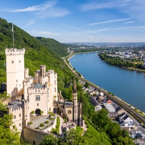 Schloss Stolzenfels mit dem Rhein im Hintergrund © Koblenz-Touristik GmbH, Dominik Ketz 