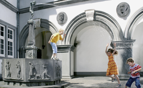 Schängelbrunnen mit spielenden Kindern ©Gauls die Fotografen
