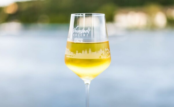 Een glas wijn op de trappen van het kasteel © Koblenz-Touristik GmbH, Kai Myller Een glas wijn op de trappen van het kasteel © Koblenz-Touristik GmbH, Kai Myller