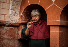 Der Weinknecht Kalle Grundmann mit einem Glas Wein an der Florinskirche  ©Koblenz-Touristik GmbH, Johannes Bruchhof 