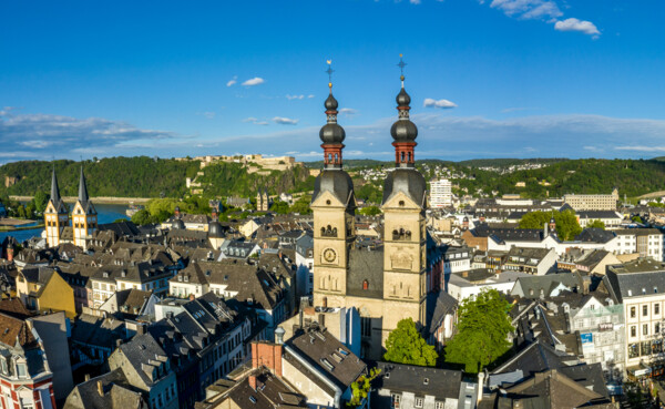 Luftaufnahme der Koblenzer Altstadt mit Liebfrauenkirche im Vordergrund und Florinskirche, Altstadt und Festung Ehrenbreitstein im Hintergrund ©Koblenz-Touristik GmbH, Dominik Ketz