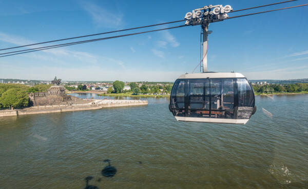 Kabine der Seilbahn Koblenz fährt über den Rhein mit dem Deutschen Eck im Hintergrund ©Koblenz-Touristik GmbH, Dominik Ketz