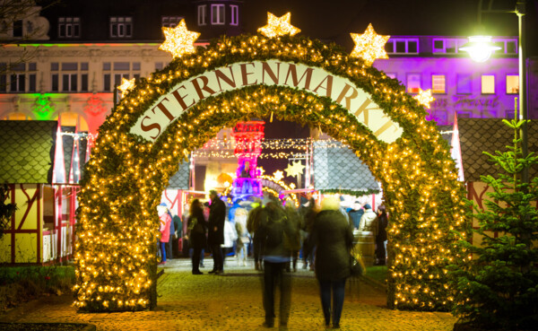 Weihnachtlicher Bogen beschriftet mit "Sternenmarkt" ©Koblenz-Touristik GmbH, Henry Tornow