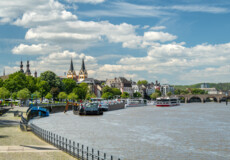 Schiffe am Hafen in Koblenz unter einem teilweise bewölkten blauen Himmel ©Koblenz-Touristik GmbH, Dominik Ketz