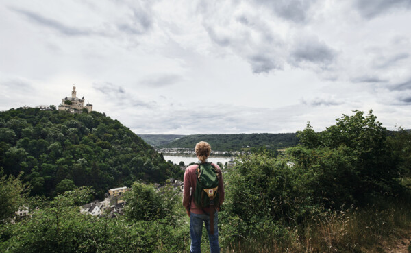 Hiker from behind looking at Marksburg Castle ©Koblenz-Touristik GmbH, Philip Bruederle