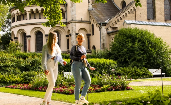Zwei Mädels spazieren durch ein Tor in einem schönen Garten © Koblenz-Touristik, Johannes Bruchhof